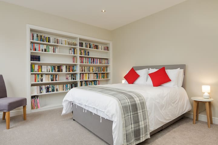 Голяма спалня с двойно легло