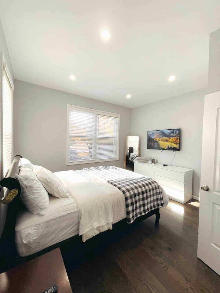 ห้องนอนใหญ่กว้างขวางและสว่างไสว