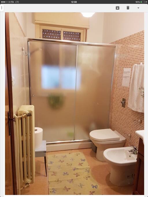 bagno con piatto doccia termosifoni