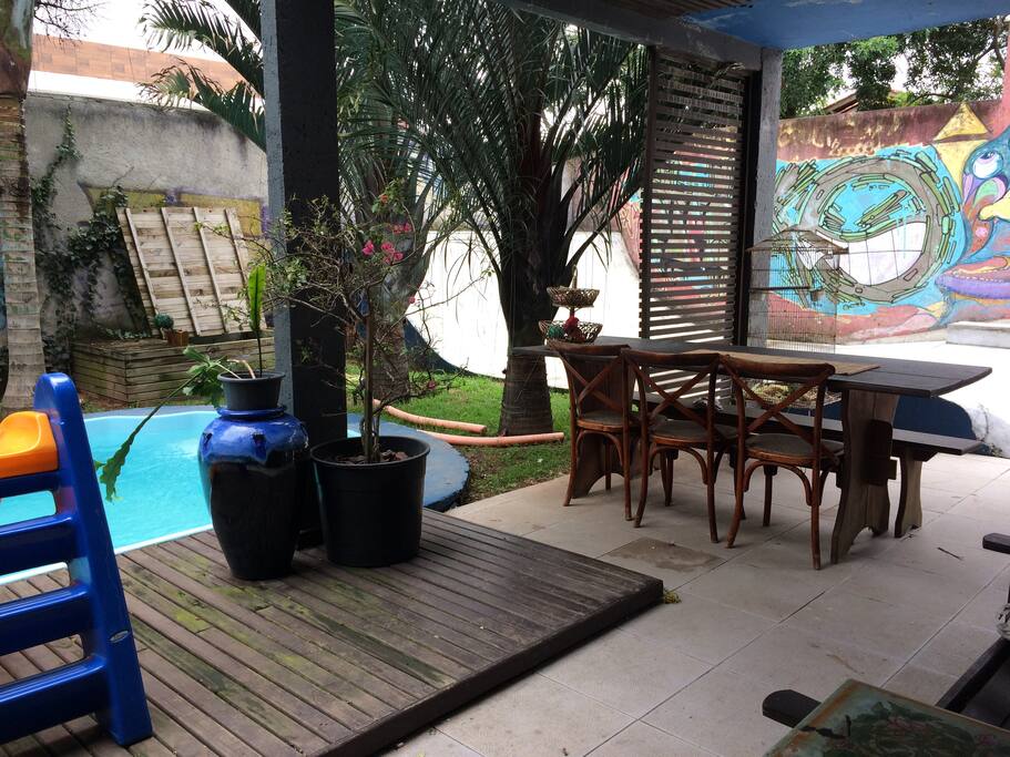 Varanda com mesa para refeições