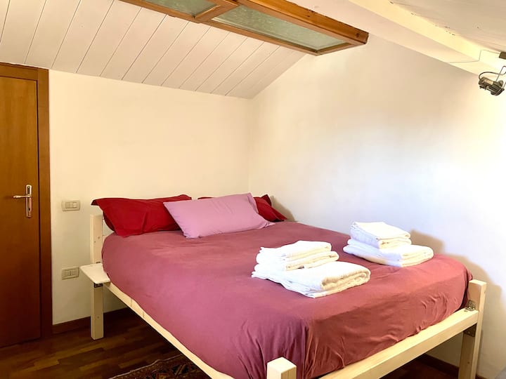 Chumba cha kulala kilicho na kitanda cha kifaransa cha 140x190 karibu na kitanda cha sofa cha ukubwa sawa