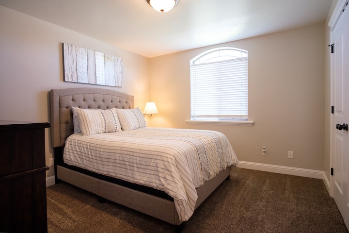 Bedroom 2 (Queen)
