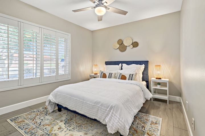 3. spavaća soba s bračnim krevetom i malim zidnim radnim stolom