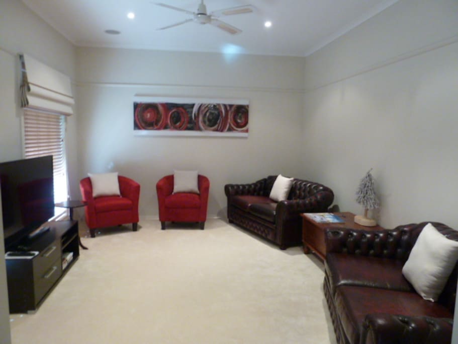 Comfortable lounge room with TV/Foxtel and DVD/Bluray Player