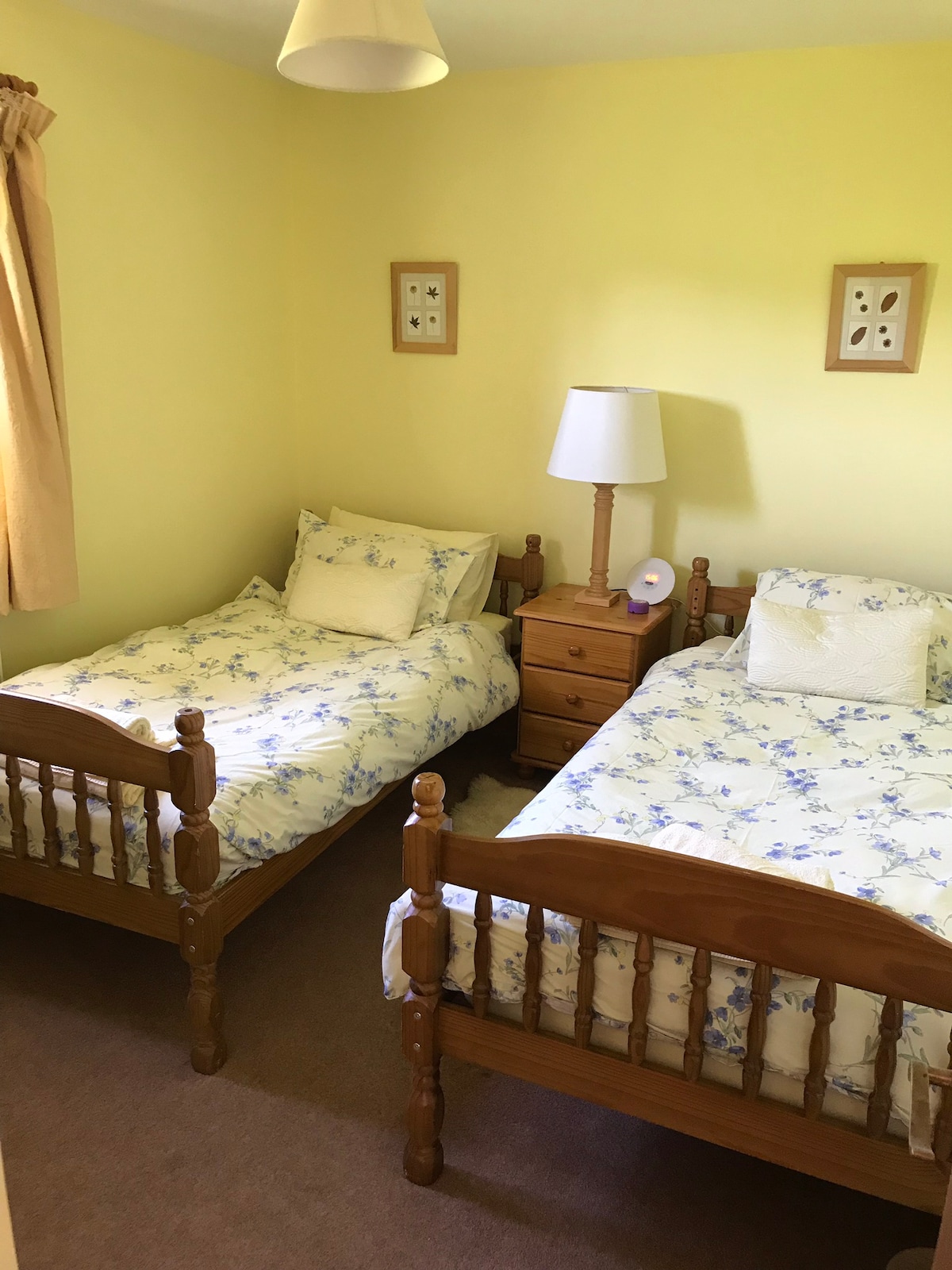 Spálňa s 2 oddelenými posteľami a televízorom Freesat.