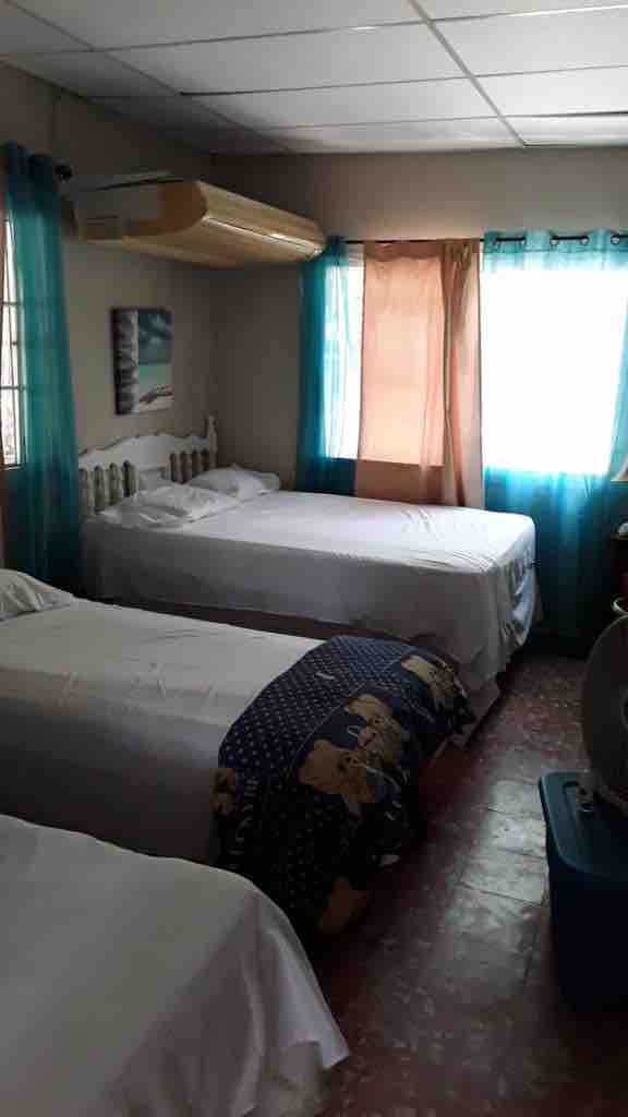 Spavaća soba br. 1 ;  2 bračna kreveta i jedan jednostruki; centralni klima uređaj za spavaće sobe 1 i 2
