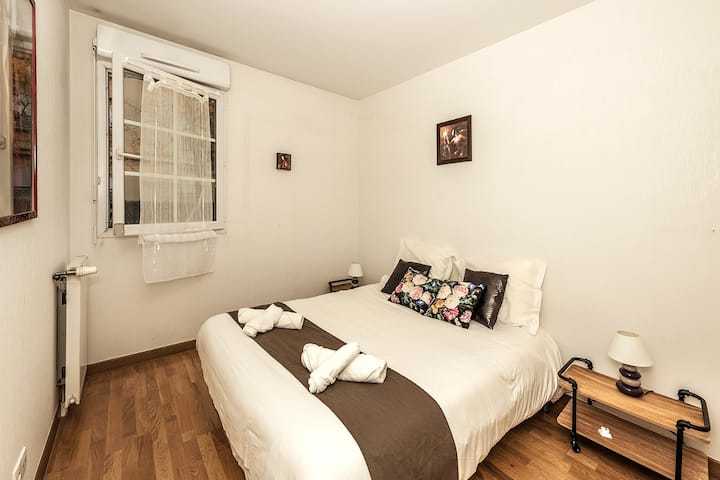 主卧配有标准双人床垫和舒适的床上用品。