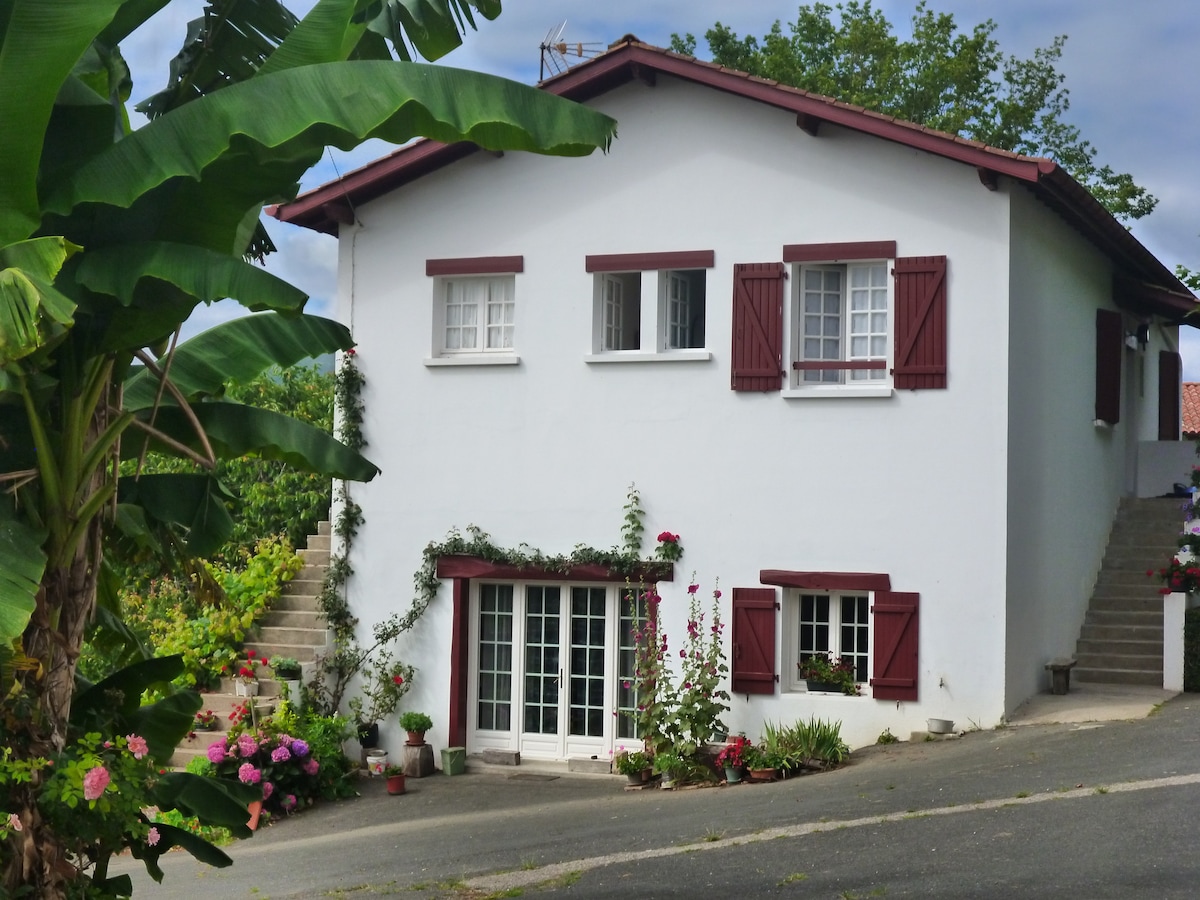 Erfolgreiche Airbnb-Immobilie: entire unit on the first floor of the Artean House in Saint Pée Sur Nivelle