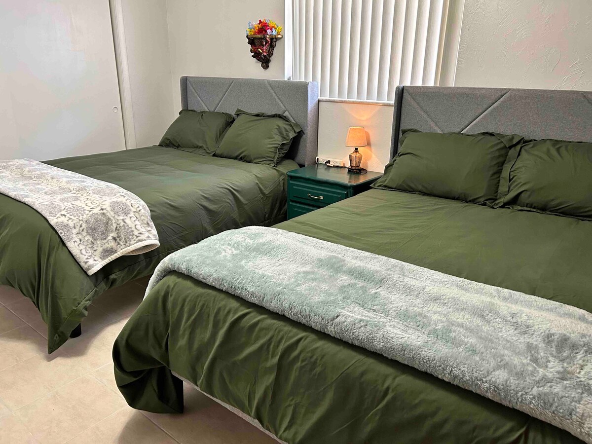 Segundo dormitorio grande con camas de tamaño completo.       