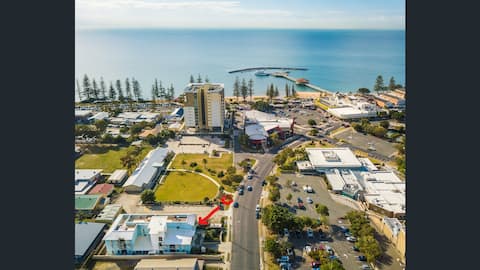 Gem in the hub of Redcliffe -no car required!!