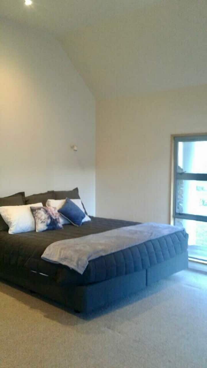 ห้องนอนใหญ่ - เตียงคิงแคลิฟอร์เนีย