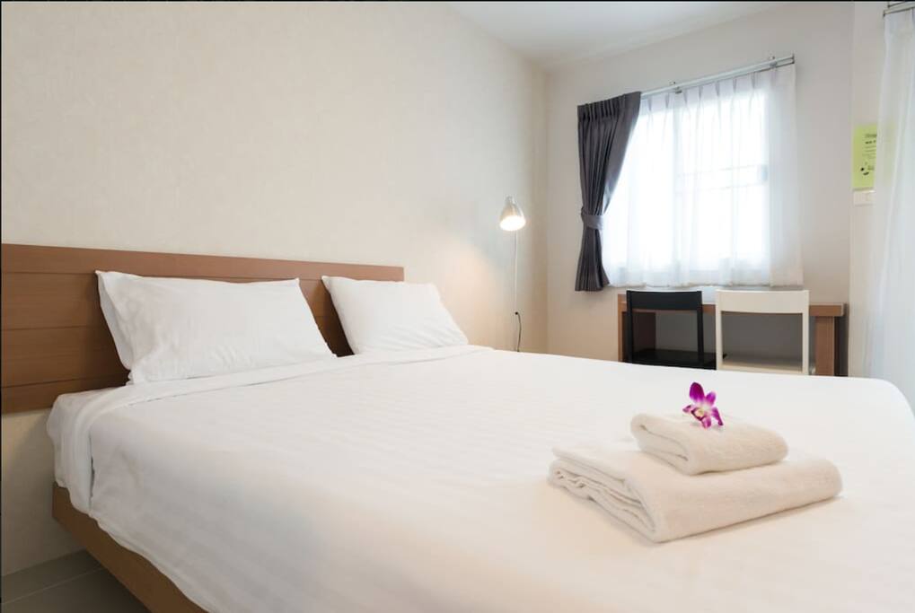 This is a bedroom with queen size bed./ 这是卧室房-大号床。
