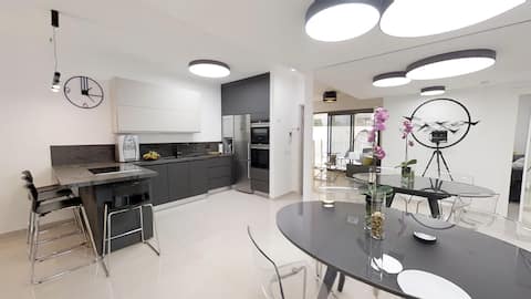 Luxury Koser Apa Minutes Walk from Top Attractions