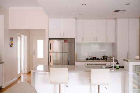Spacious Central Family Friendly Vicpark House