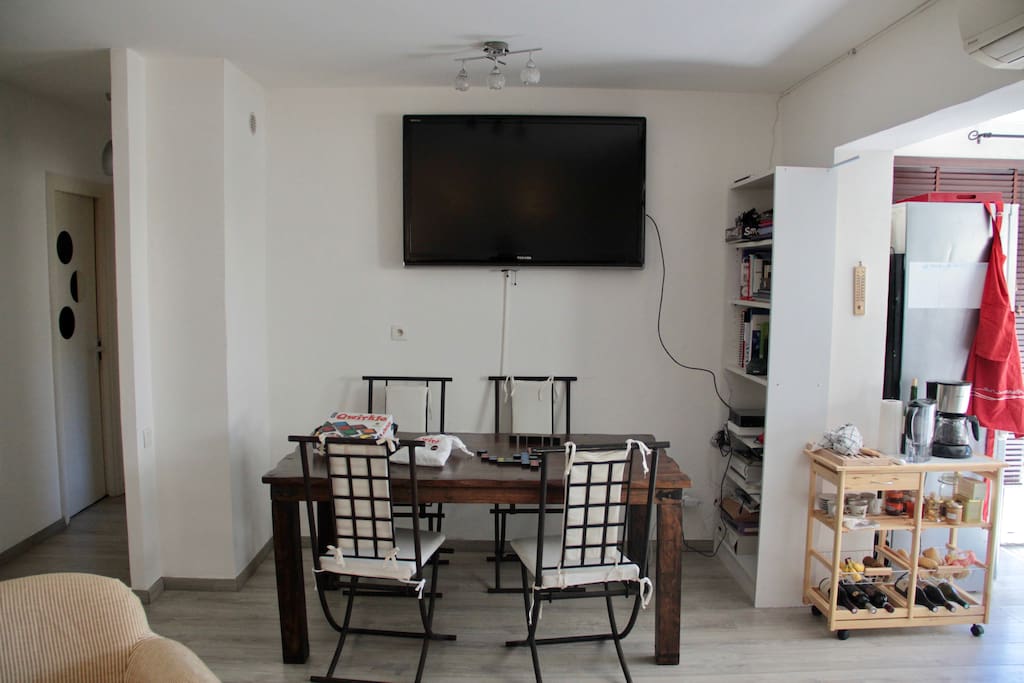 Movie night? The 140cm tv faces the couch; it is also visible from the kitchen. The large table is perfect for family dinners