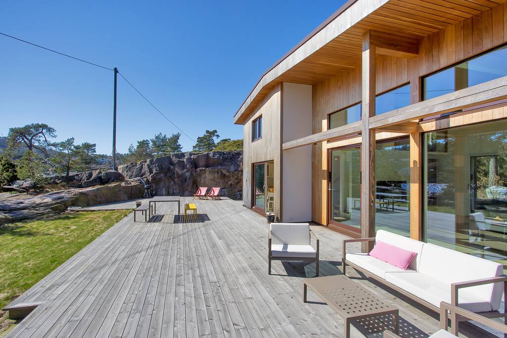 Large 130sqm terrasse surrounding the cabin