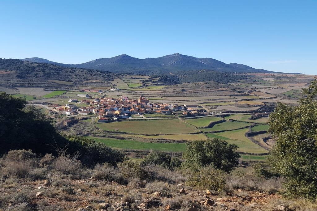Panorámica de Nogueras. Al fondo, sobre el monte, el Santuario de la Virgen de Herrera (!.350m de altitud), desde donde se puede ver todo Aragón y parte de Cataluña.