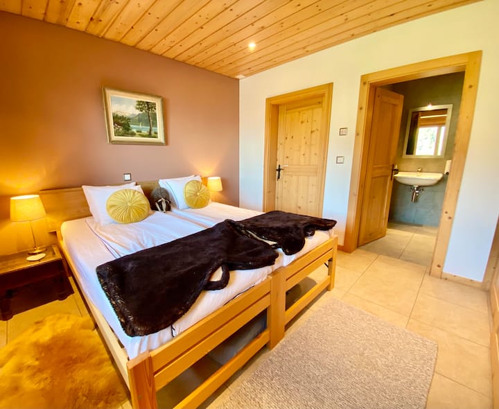 Aster bedroom with ensuite shower. Bedroom made as a Kingsize. Beds can be separated. 