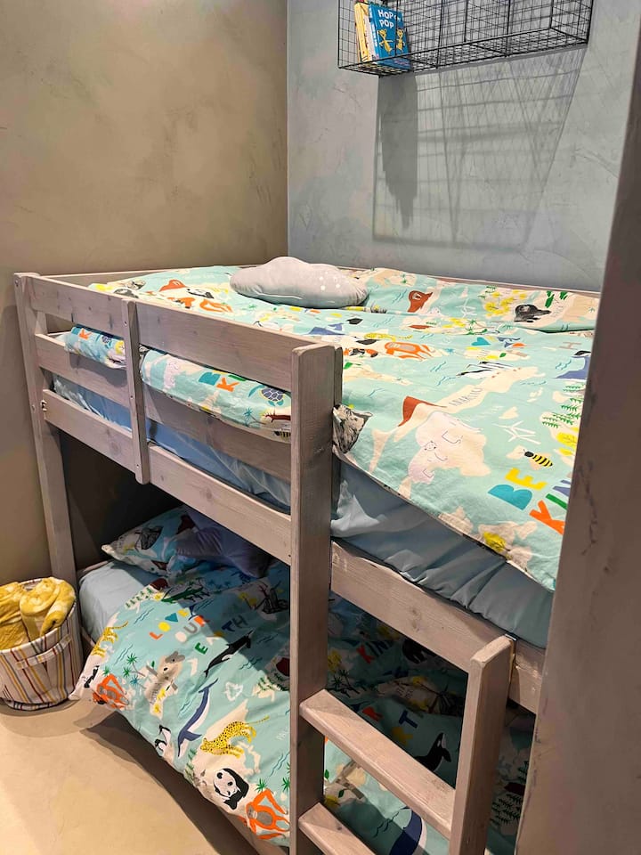 Les lits superposés sont situés dans une zone adjacente à la porte de la chambre. Elles mesurent 160 cm de long et 90 cm de large, elles conviennent donc du tout-petit à la taille moyenne de 10 ans.