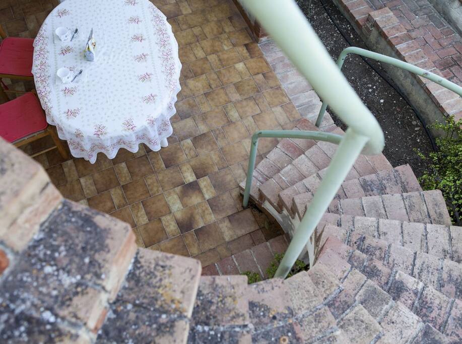 Scala e zona colazione esterna