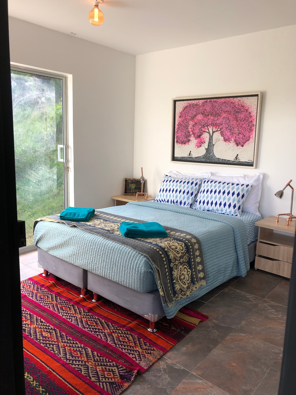 Schlafzimmer im Erdgeschoss mit unabhängigem Zugang, eigenem Bad und Terrasse