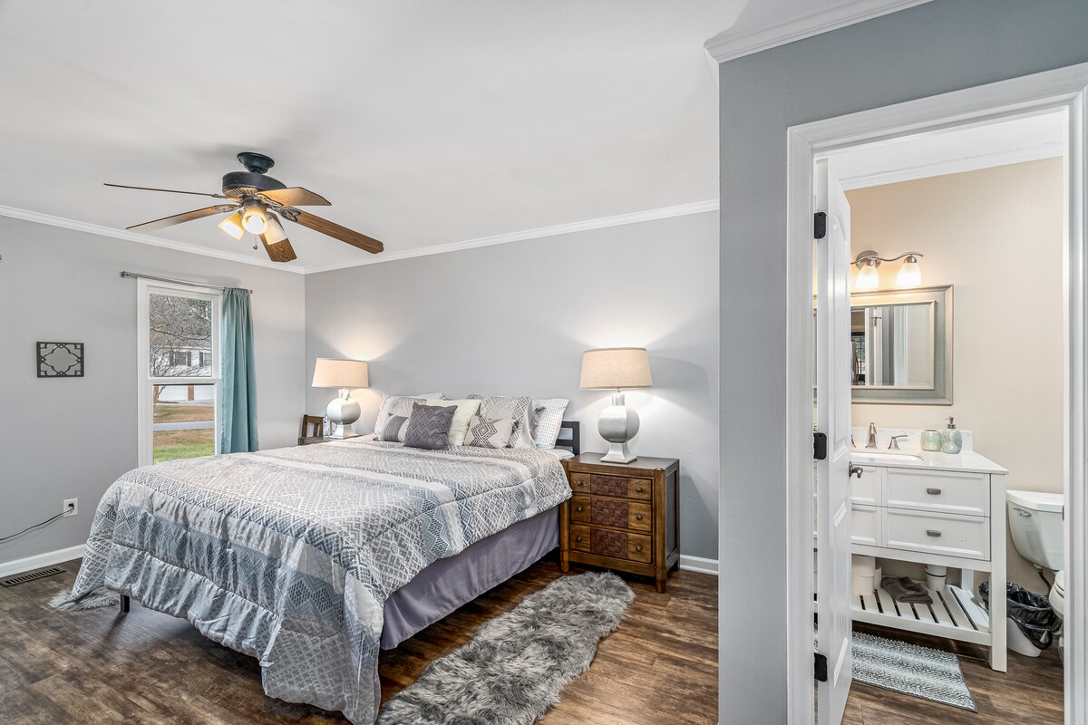 Основна спалня с баня, първи етаж 