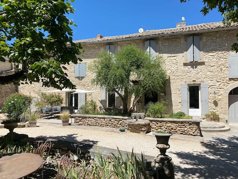 Stone farmhouse with pool Avignon