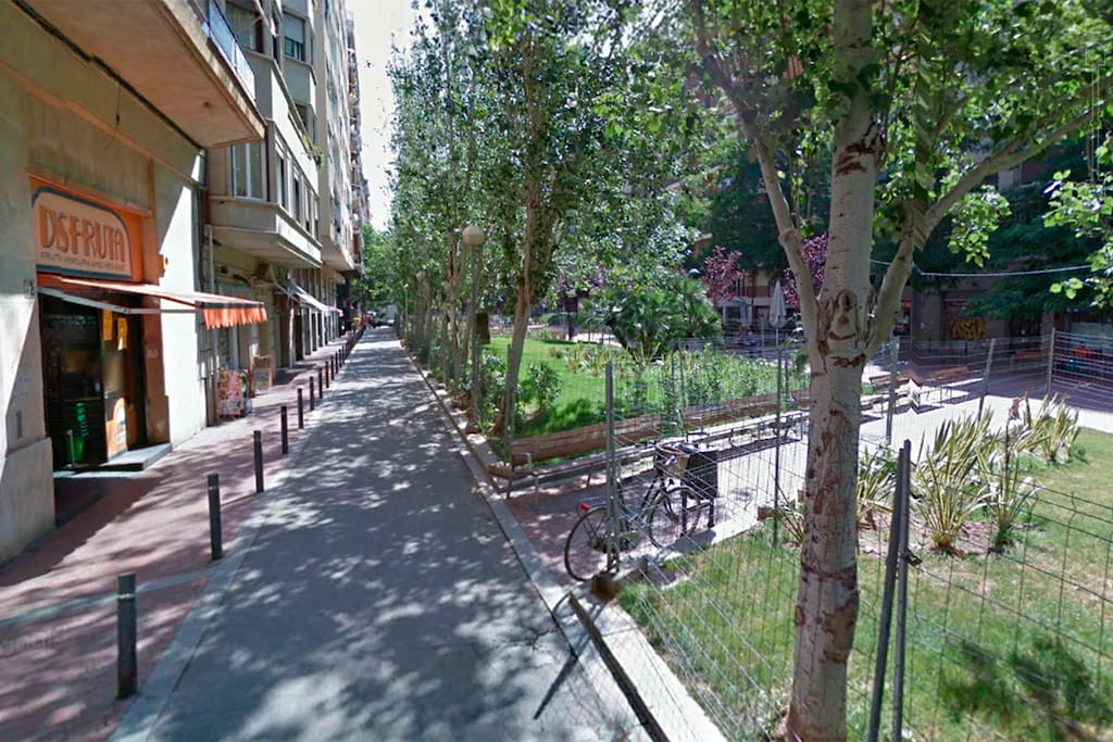 Avenida de acceso al edificio