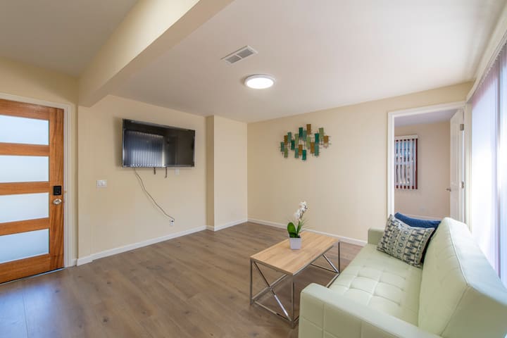 Modern 6B/3B-Sleeps 16 near Stanford FB Google gallery image 2