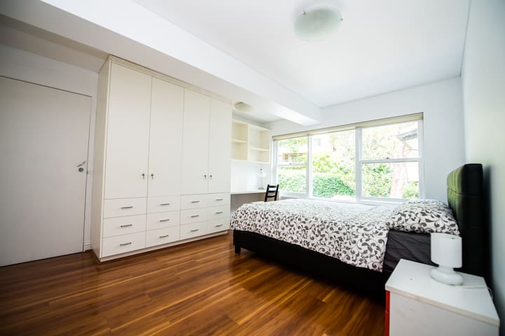 Large Room in Quiet and heart of Chatswood