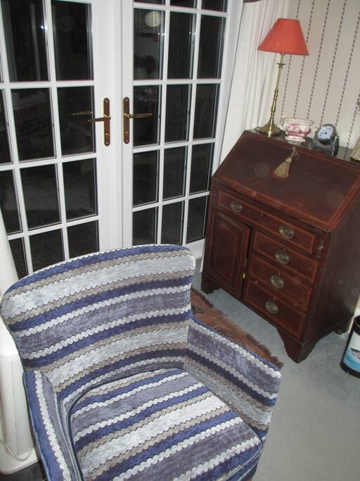 Small sitting room. door to patio.