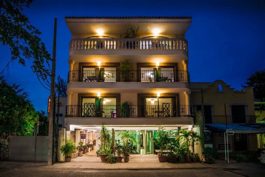 FACHADA SUITES NOCHE
