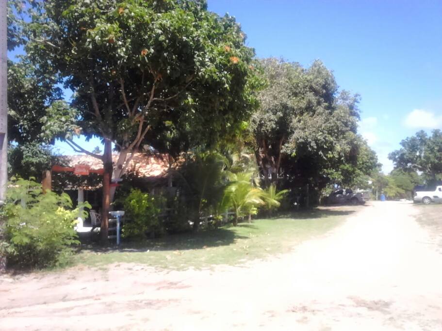 Área externa. Rua Dercílio Ferreira da Fonseca. Em frente à Pousada Casa da Praia Itaúnas.