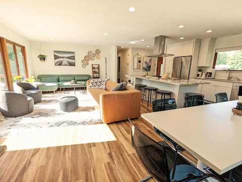 Sunset Shores - River View, King Beds, Soaker Tub