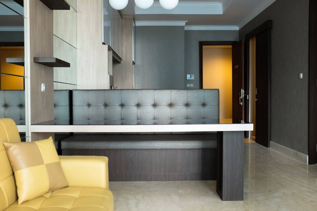 Eating bar, kitchen, and entrance