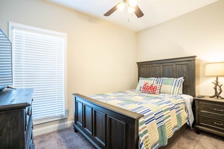 El dormitorio 2 tiene una cama tamaño queen.