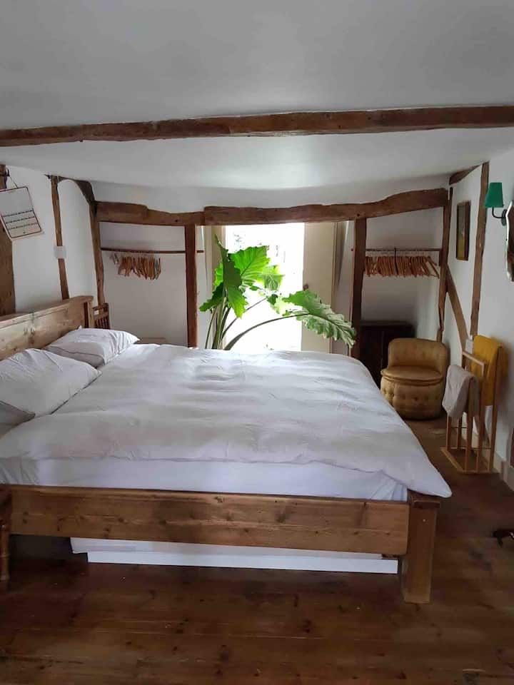 Kitanda kikubwa aina ya Super king kilicho na godoro na mito. Runinga katika chumba na Netflix, prime na apple nk 