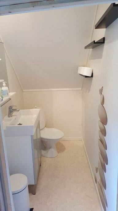 Lite bad i andre etasje.
Upstairs bathroom