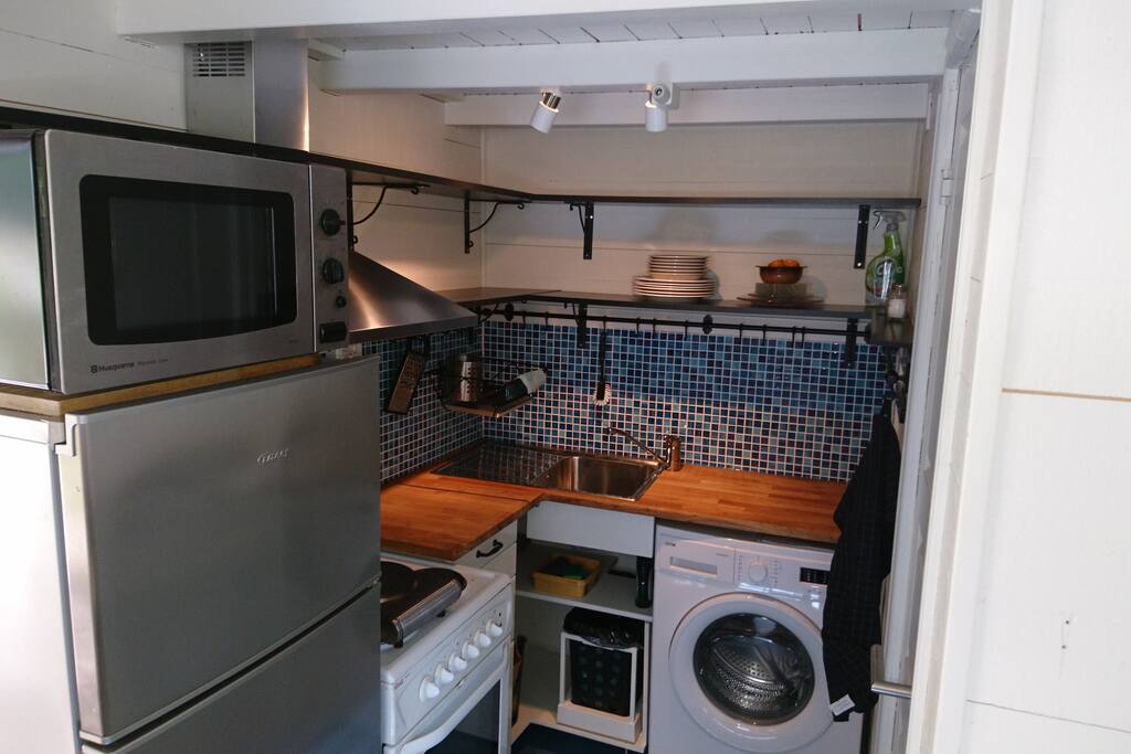 Litet men komplett kök. Small but well equipped kitchen.