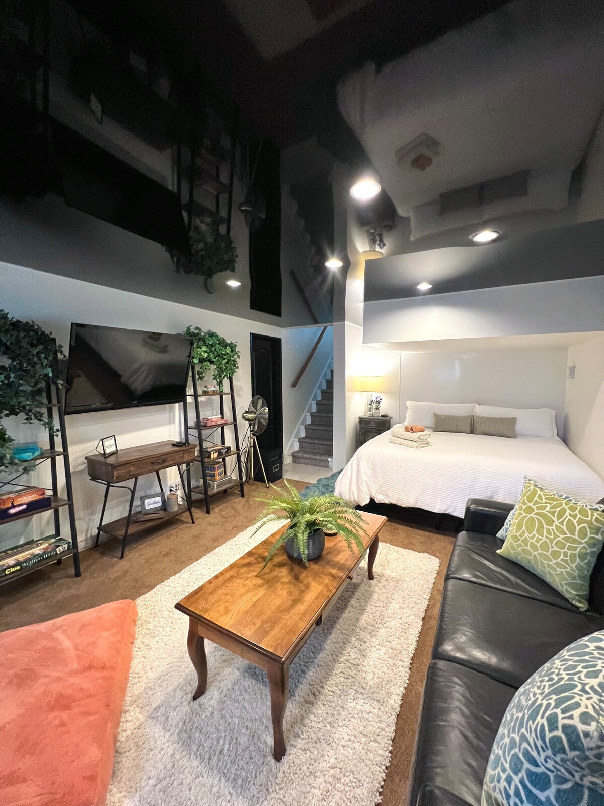 Hlavný suterénny apartmán s manželskou posteľou King a zábavným priestorom.