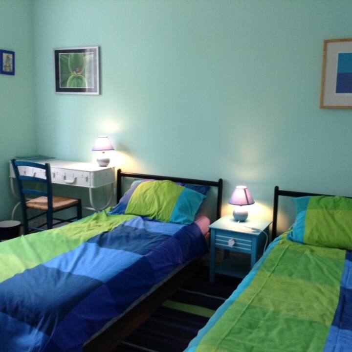 mapacha wakubwa walio na kabati na droo