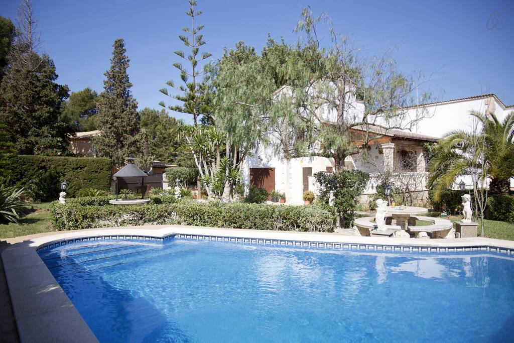 Wonderfull chalet with swimming pool near the sea.