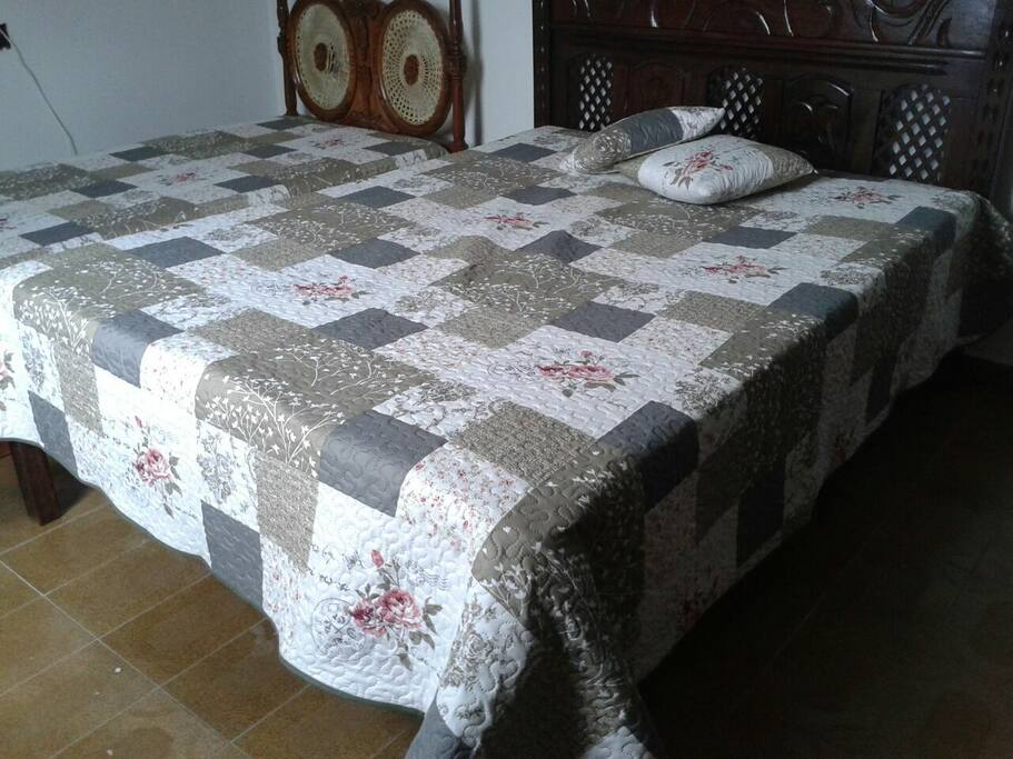 Quarto 1 - Cama de Casal + 1 cama de solteiro. Vista lateral para o mar.