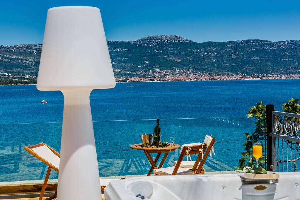 Rooftop with stunning view and jacuzzi