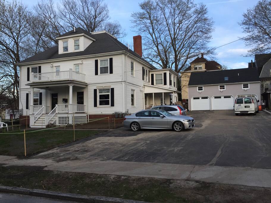 entrance door is on the right side of the building porch or the right door to the front porch.
Parking on the numbered spots. Do not park 10 ft to the right of the building or you will be towed.