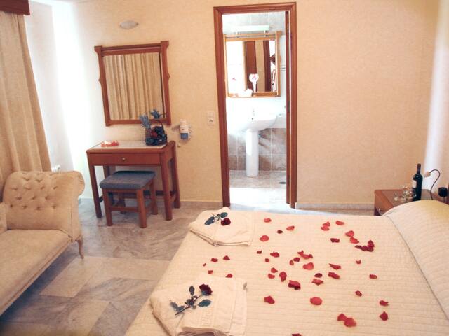 New! Luxury Art Deco Apartment gallery image 3