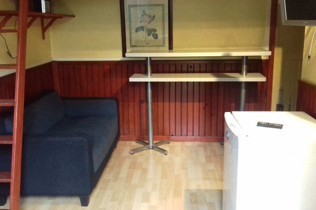 Salon TV sans WIFI mezzanine grand lit double