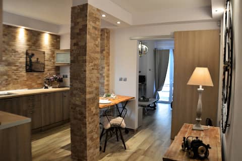 Top performing Airbnb: Art apartment in ΜΕΤΑΞΟΥΡΓΕΙΟ