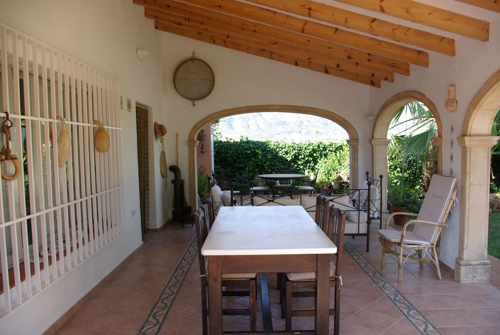 Porche + Sofá, Butacas, Mesa y Sillas