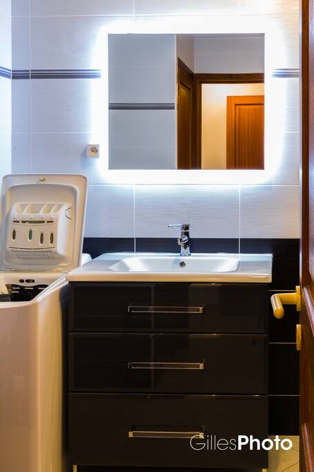 Salle d'eau, douche, lavabo, lave-linge